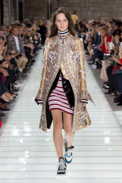 Look 12